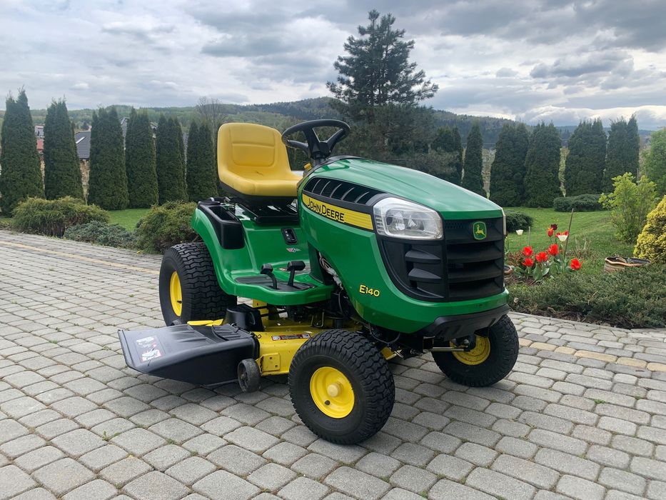 Profesjonalny traktorek JOHN DEERE model E140.