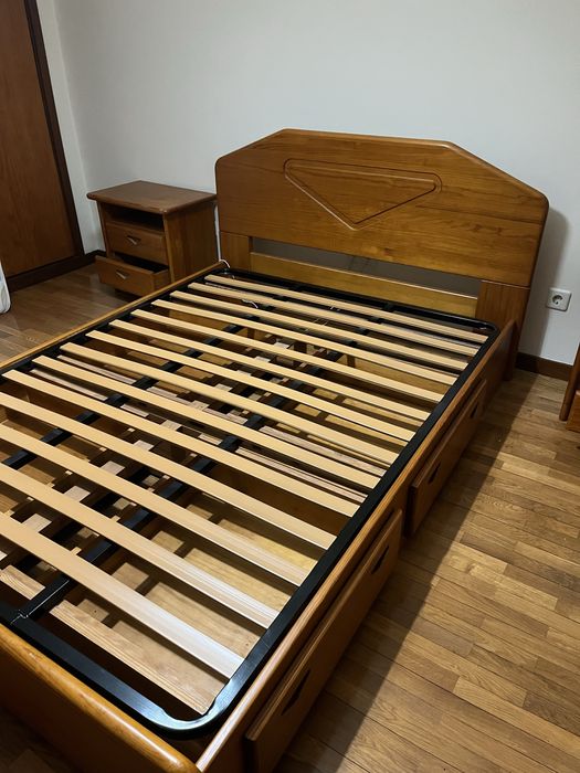 Cama de solteiro e meio em madeira maciça, colchão e estrado
