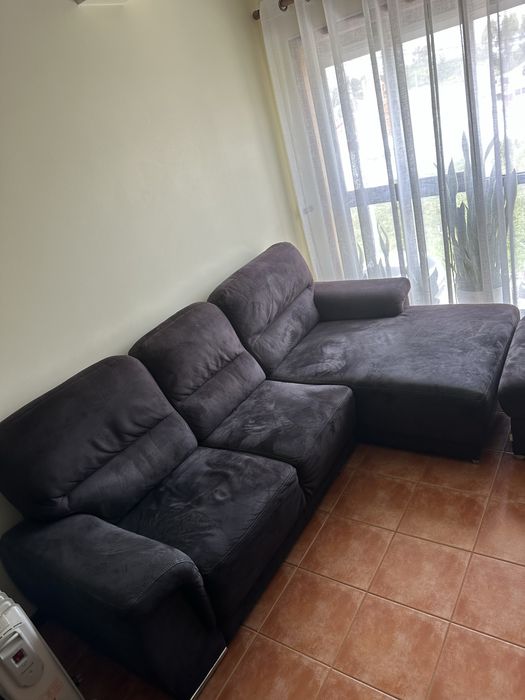 Sofá chaise longue espaçoso + pouf quadrado