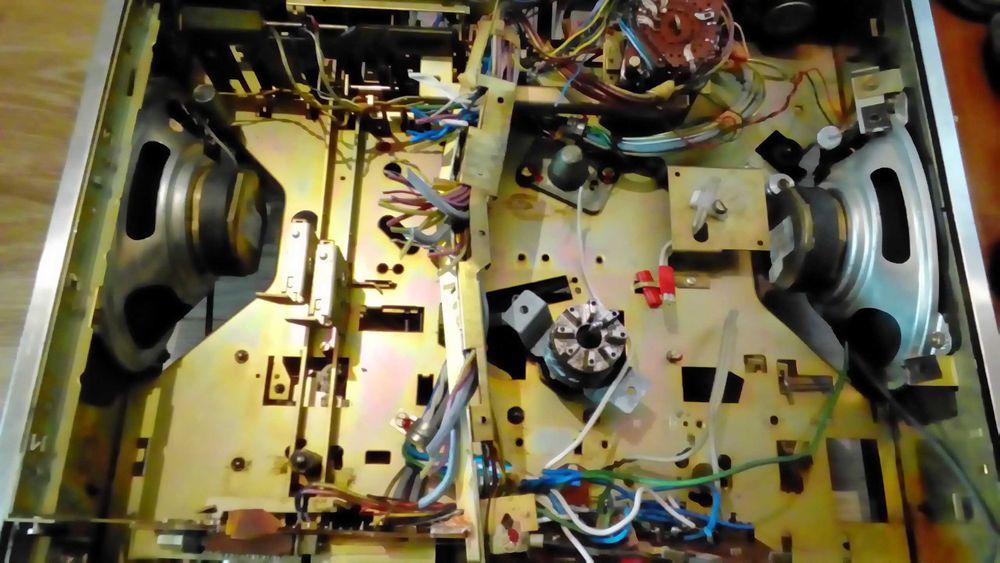 Продам магнитофон Грюндик TK 247 ДЕ ЛЮКС  восстановление или запчасти.