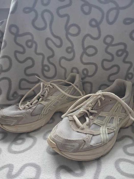 Buty sportowe Asics 40.5 – beżowo-białe, wygodne i przewiewne