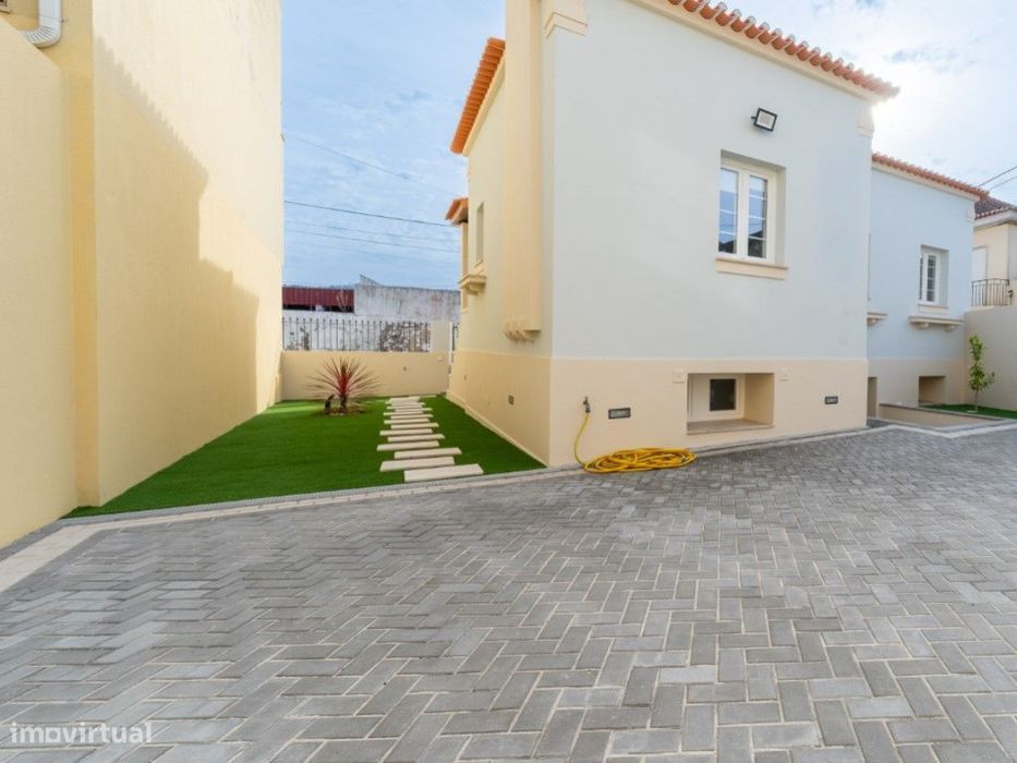 Moradia Moderna no Valado com Churrasqueira e Estacionamento