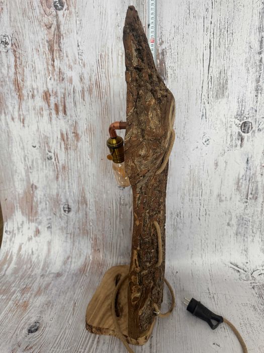 Lampa stojąca z naturalnego drewna.