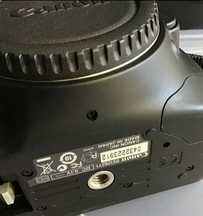 Canon- Corpo 550D e punho Canon, como Nova. Excelente estado.