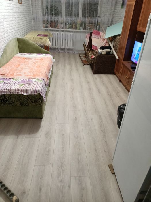 Поклейка шпалер ,укладаня ламінату,фарбування ,демонтаж старого покрит ...