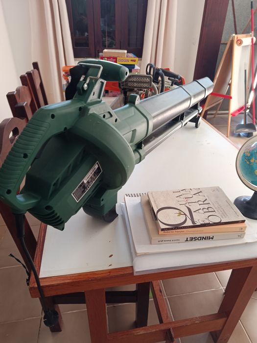 Máquina de soprar e aspirar