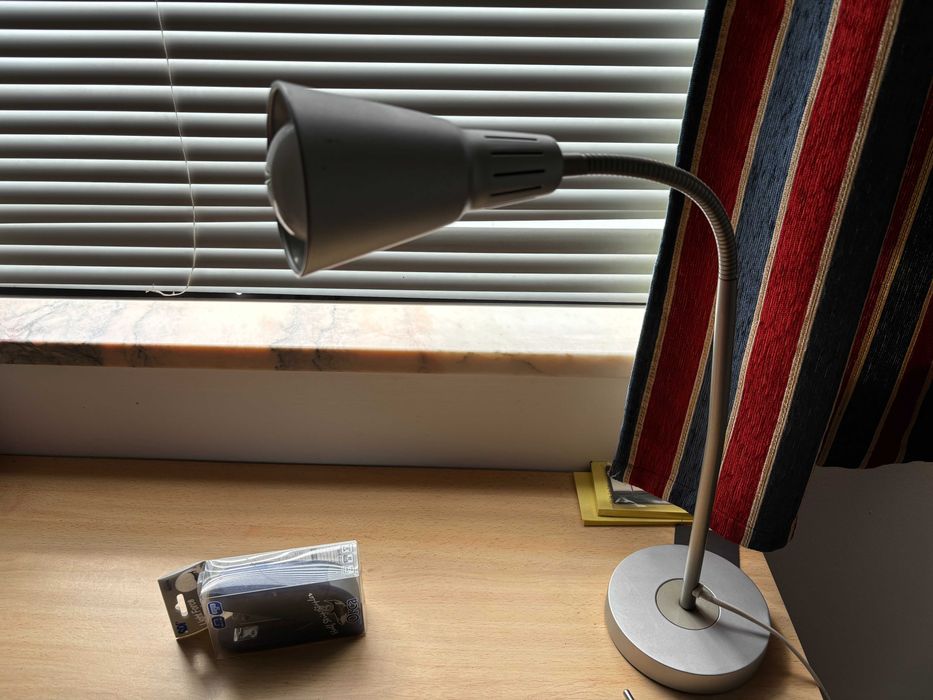 Secretária, cadeira e candeeiro - para a sua filha, muito barato !