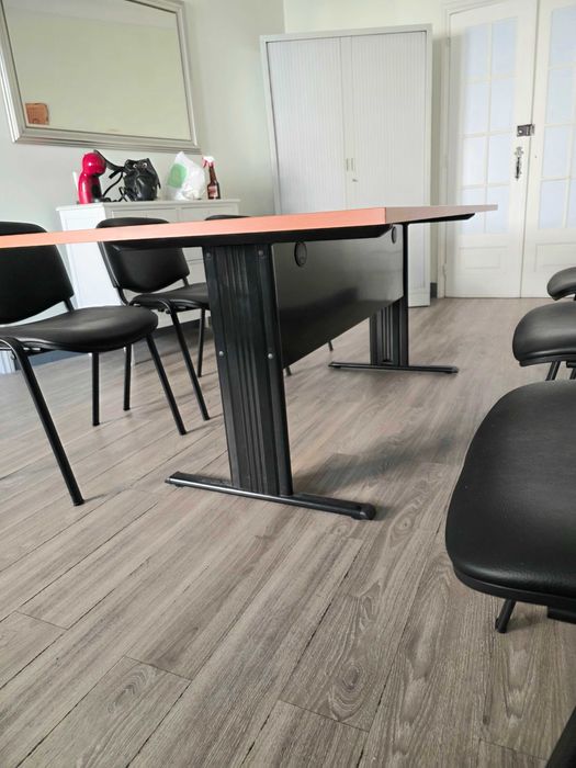 Mesa de escritório e cadeiras