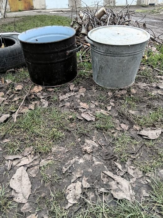 Кастрюлі великі в доброму стані