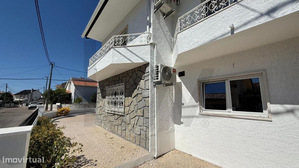 Moradia T5 Renovada com Terraço, Garagem e Espaço Exterior | Belverde,