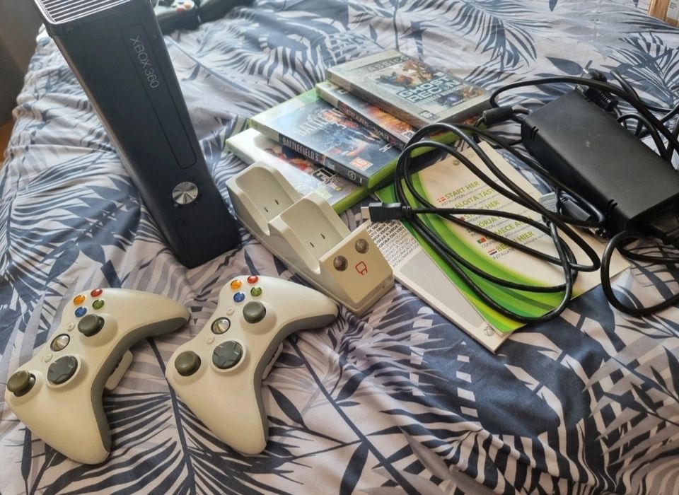 Xbox 360 S Slim + 3 pady + stacja ładowania + gry
