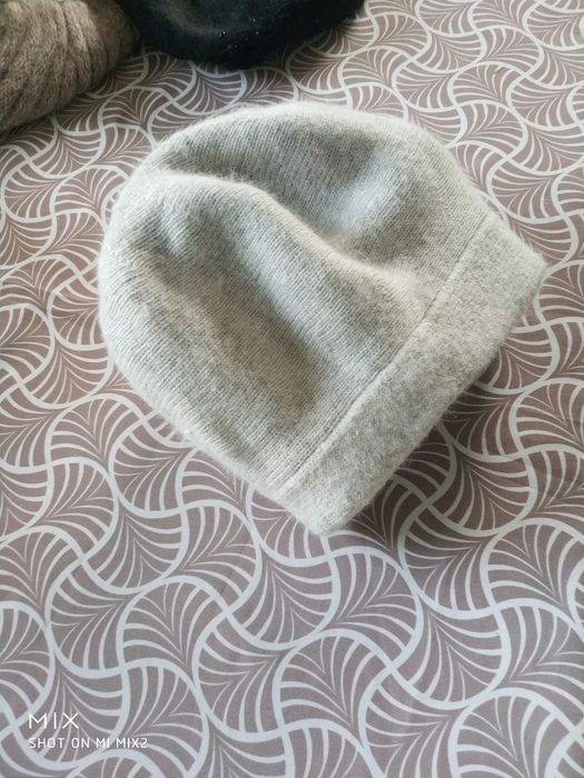 Piękna szara czapka zimowa damska.