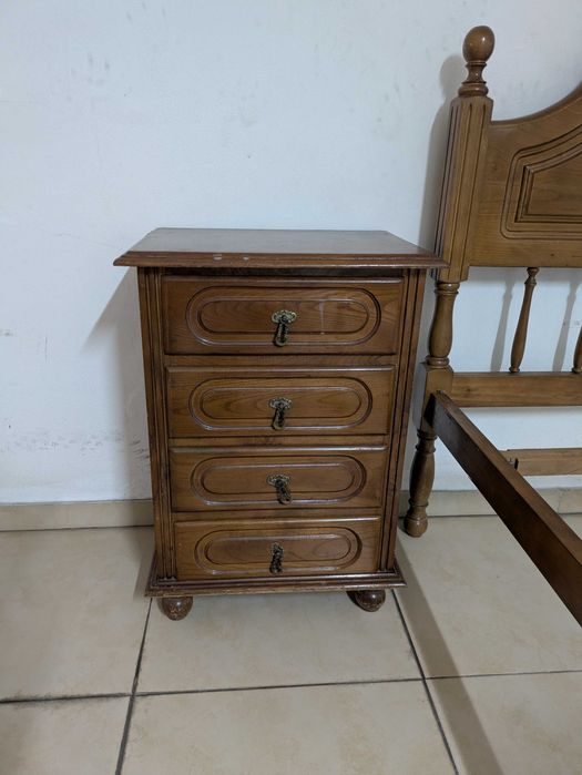 Cama de solteiro em madeira + mesa de cabeceira + estrado