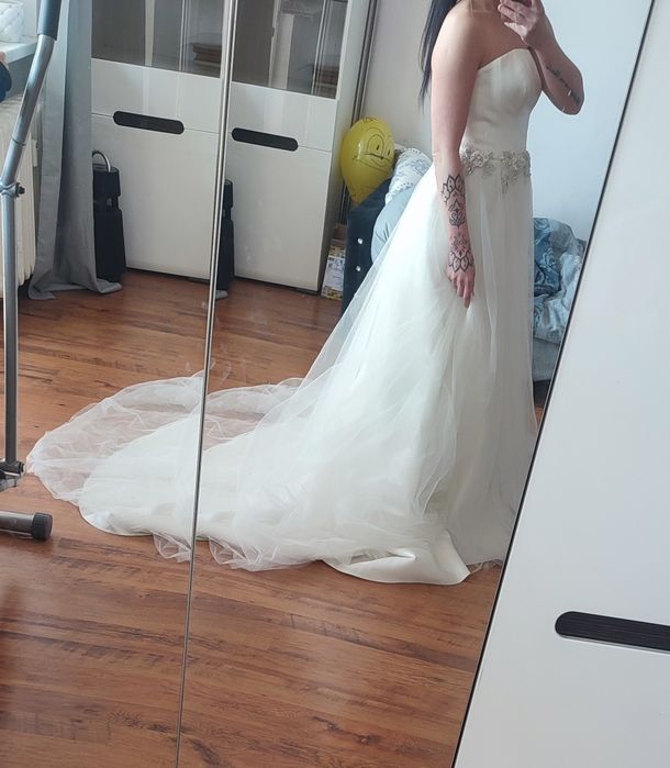 Piękna suknia ślubna Princess z trenem kryształki S