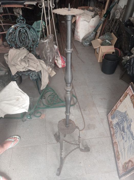 Vários artigos em ferro forjado, candeeiros, decoração, artesanato