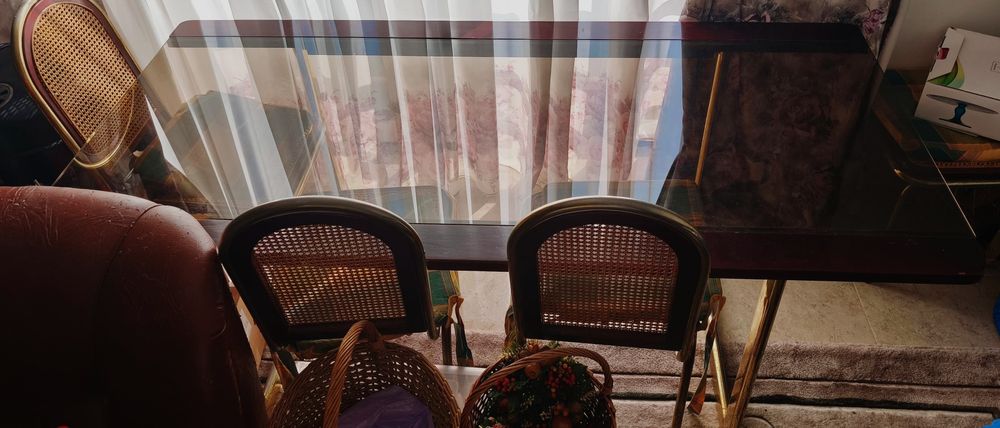 Vendo mesa de jantar em vidro + madeira nas laterais