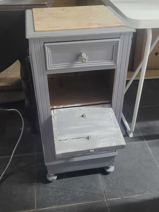 Mesa de cabeceira muito antiga
