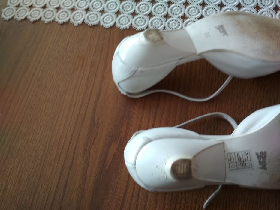 Buty ślubne białe skórzane rozm. 39 obcas czaczuszka