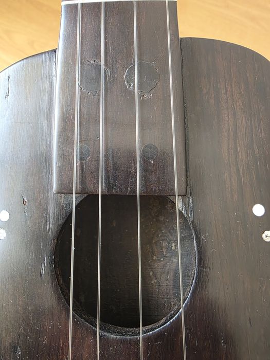 Guitarra em pau preto.