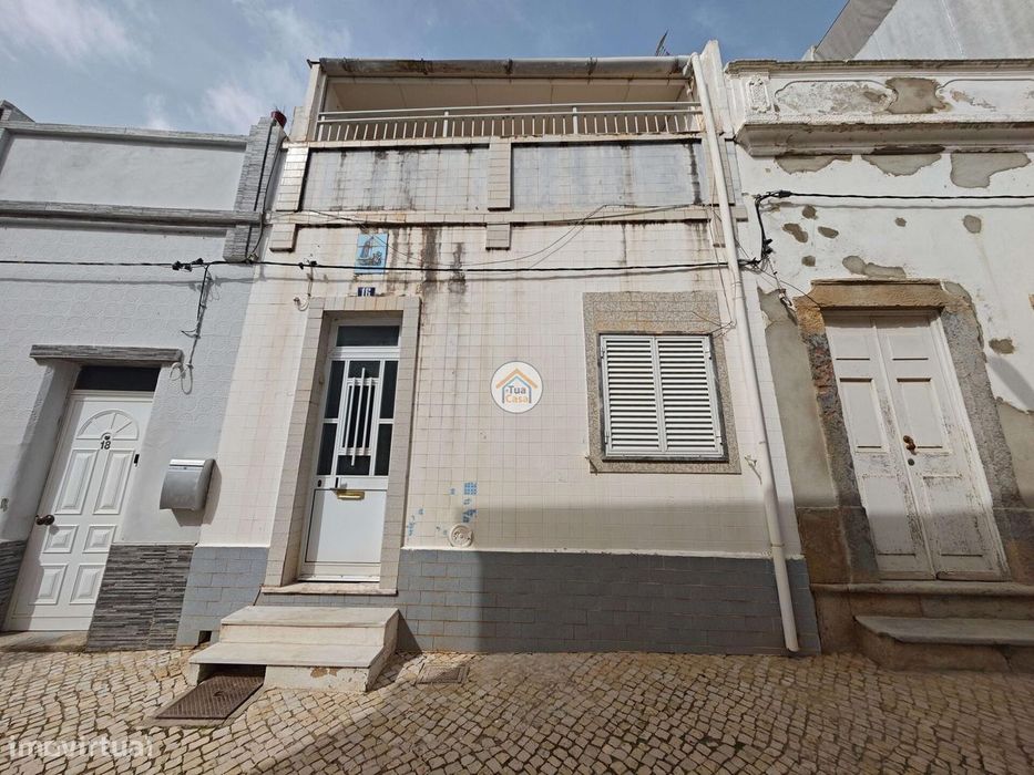 Moradia tradicional T2+1 Barreta com grande potencial de investimento