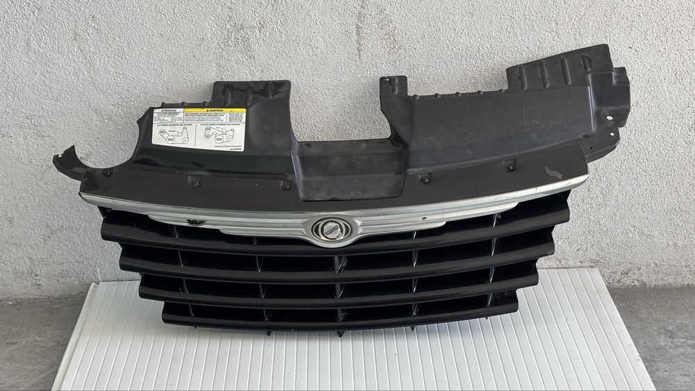 Conjunto Grelha / Suporte Frontal Chrysler Voyager / Grand Voyager IV — OEM Mopar