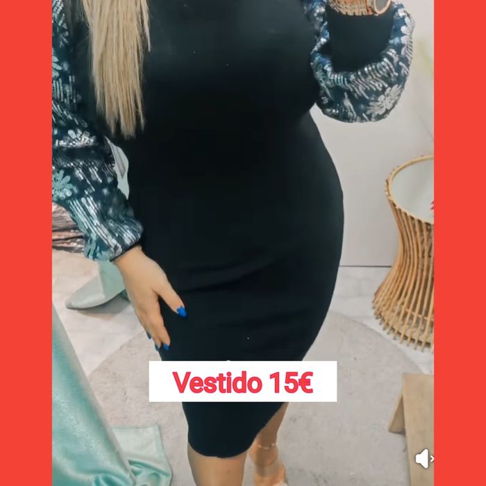 Vestido em malha preta, com mangas compridas em ganga com lantejoulas.