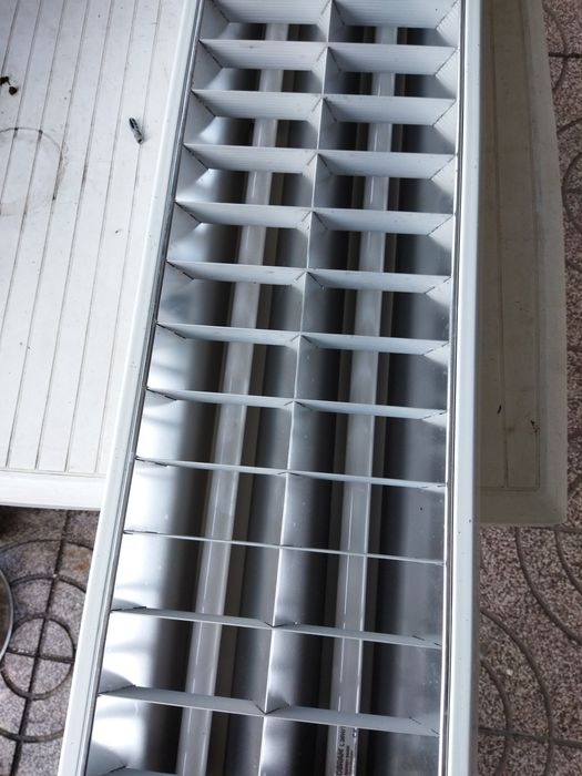 Armadura com duas lampadasem bom estado