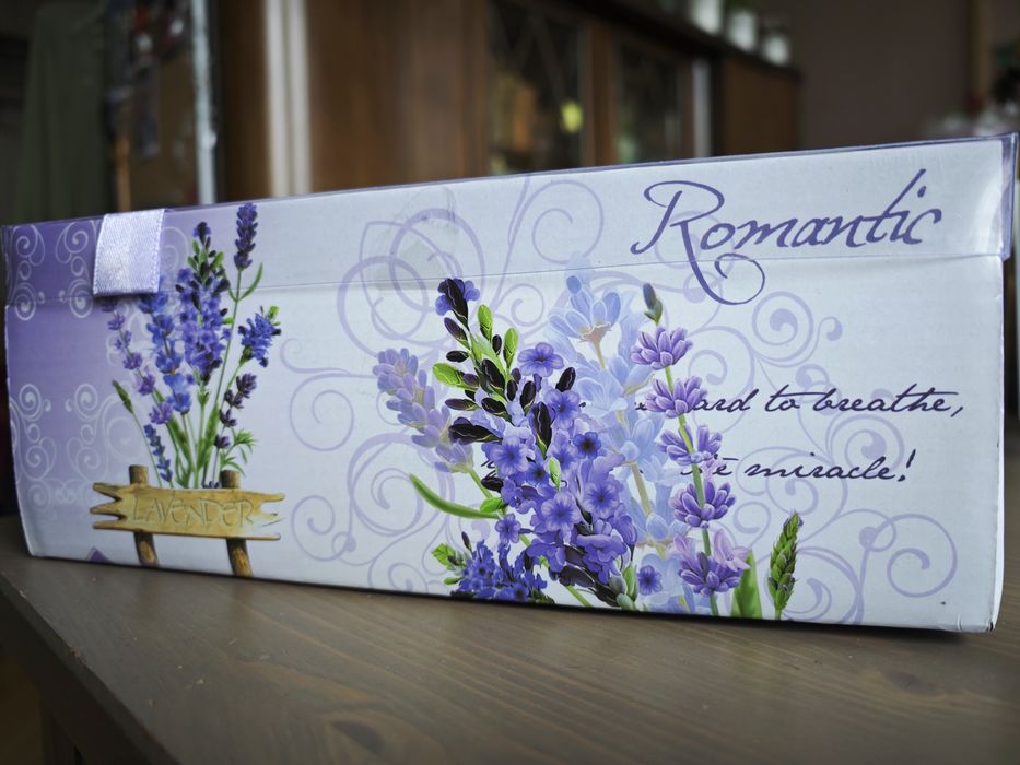 Zestaw dwóch filiżanek ze spodkami motyw lawendy ozdobne pudełko