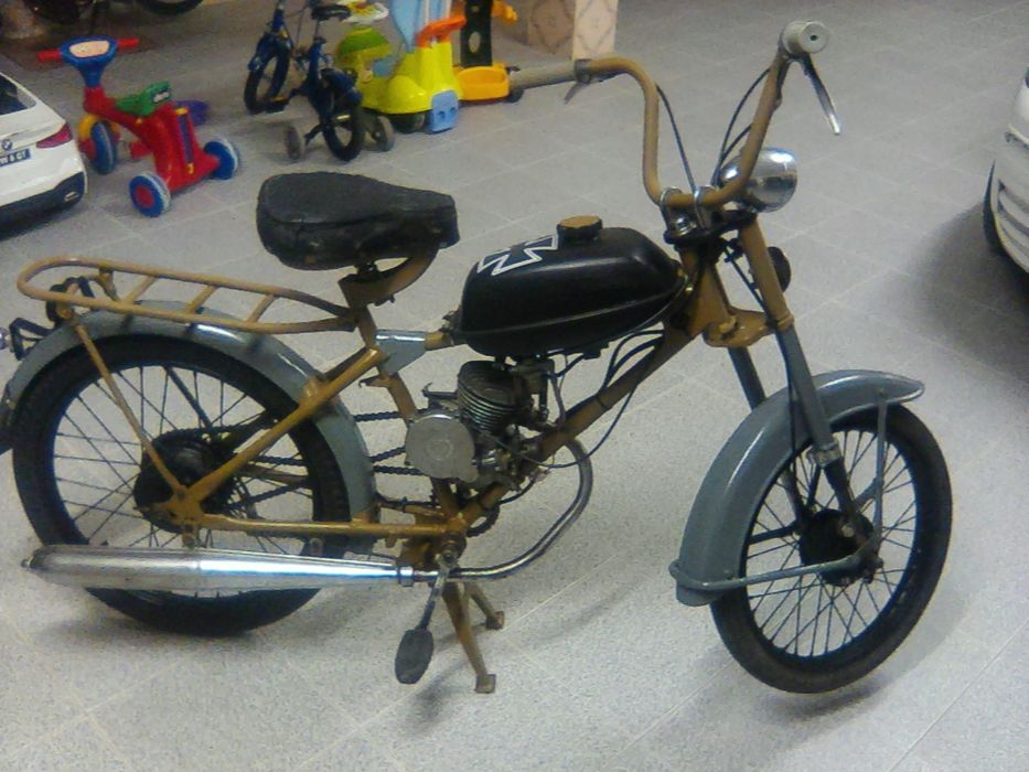 Motocicleta em funcionamento e toda original