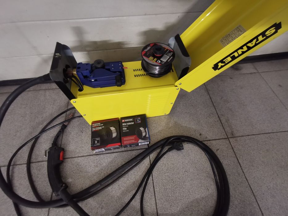 Máquina de soldar Stanley e capacete