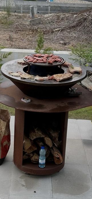 Grelhador a lenha estilo Ofyr com chapa de cozinhar (Braseiro de Jardim)
