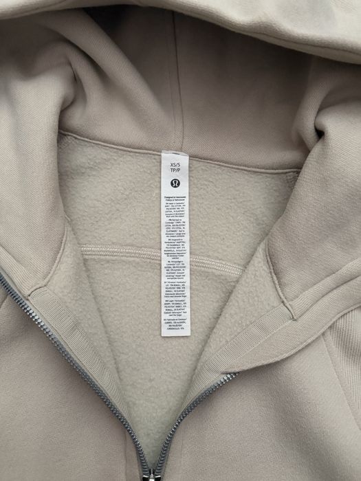 Кофта lululemon.