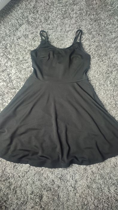 Czarna rozkloszowana sukienka wycięte plecy