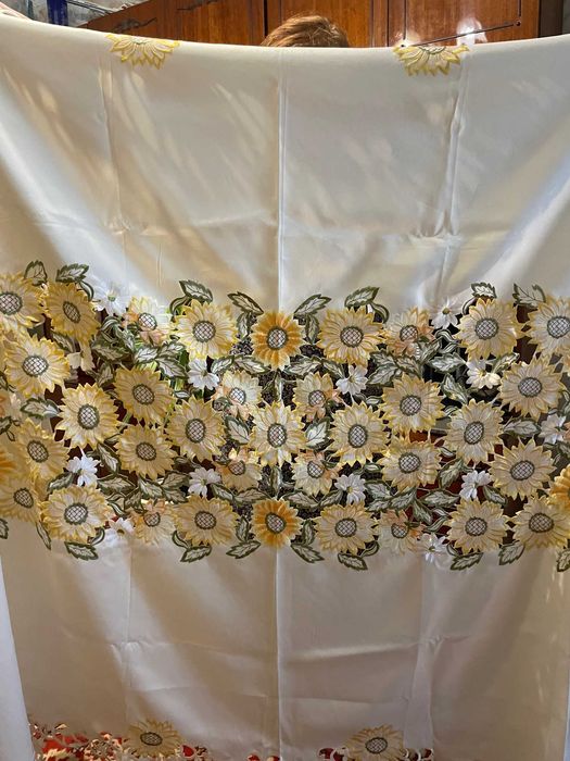 Скатертина з  вибитим і вишитим рисунком і мереживами 140х220 см