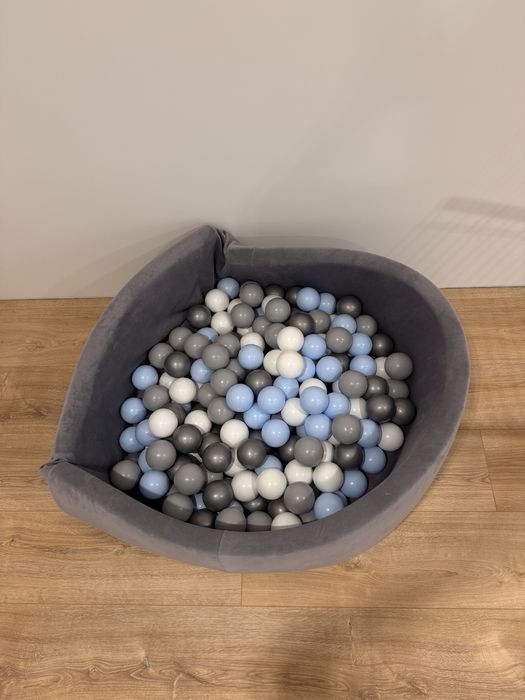 Сухий басейн та 200 кульок