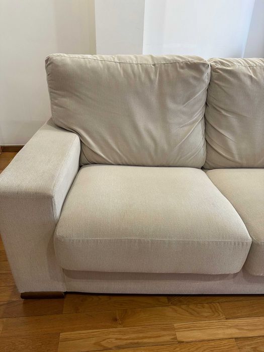 Sofá creme de dois lugares em bom estado