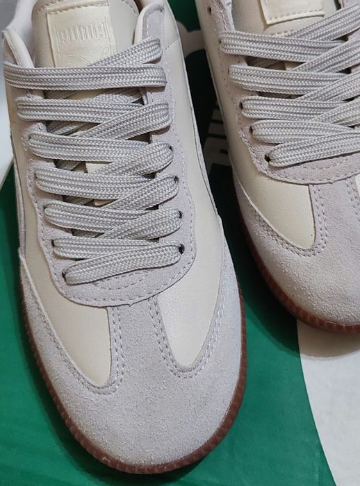 Klasyczne sneakersy sportowe z charakterystycznym paskiem