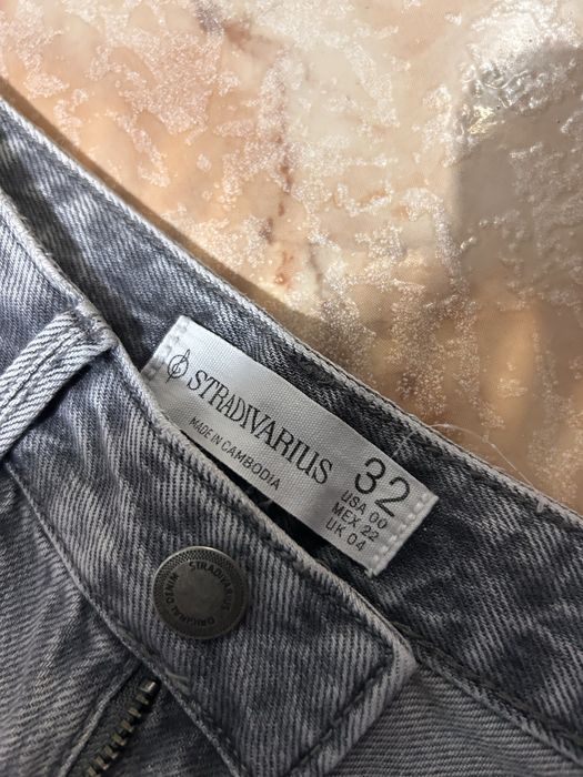 Calças de ganga cinzentas rasgadas da Stradivarius
