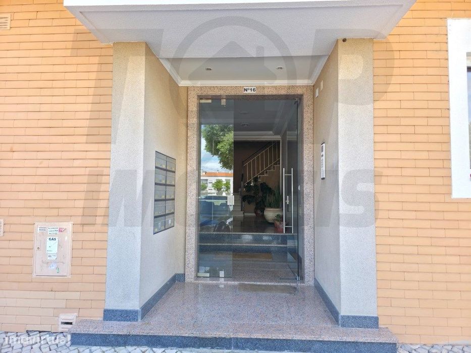 Apartamento T3 com Parqueamento - Urb. das Oliveirinhas - Samora Co...