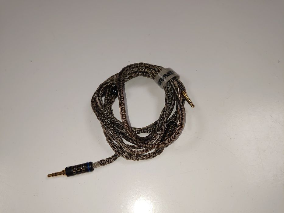 Кабель для наушников премиум сегмента.  Y образного типа.