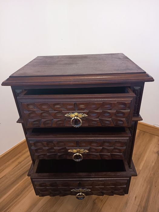 Mesa de Cabeceira / Móvel de Apoio Antigo em Madeira Maciça Trabalhada