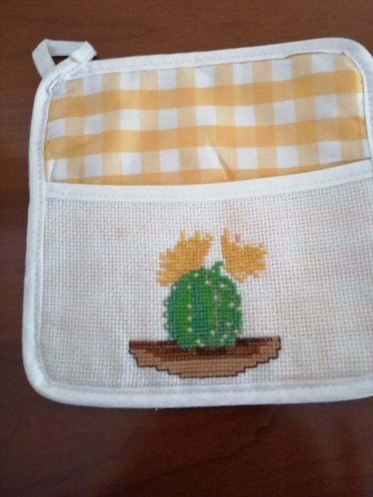 Conjunto de avental e 2 pegas bordado em ponto de cruz