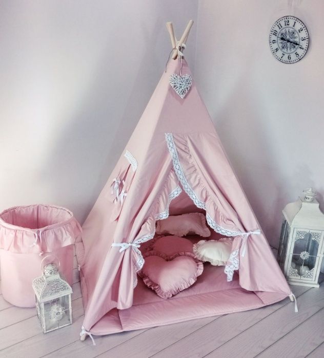 Namiot Tipi. Falbanka z koronką