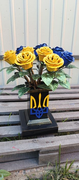 Ковані троянди у вазі