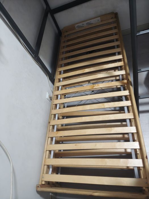 Duas camas de criança IKEA com colchões de espuma