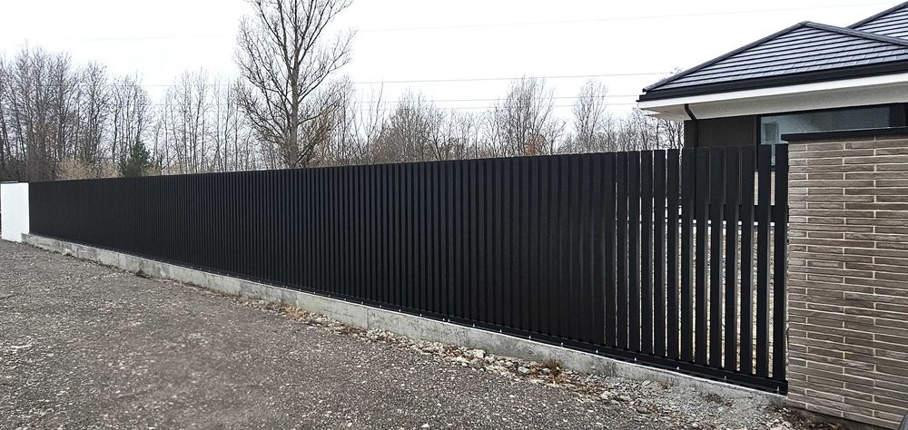 Nowoczesne ogrodzenia z aluminium profile pionowe, grzebieniowe.