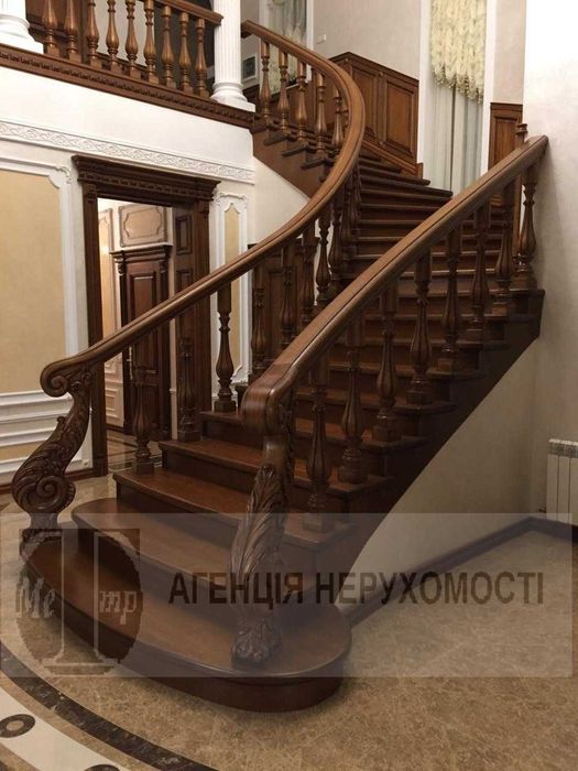 Продається триповерховий будинок.