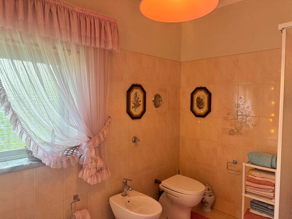 Conjunto de móvel, espelho e sanitários de casa de banho