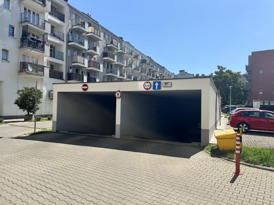 Szerokie miejsce postojowe w garażu podziemnym – ul. Dąbrowskiego, Wrocław - Więcej