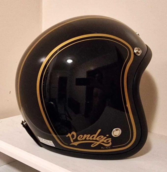 Capacete "retro", tamanho S. Nunca usado devido ao tamanho (pequeno).